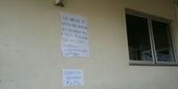 Cartazes mostram a mudança de horário do posto de saúde