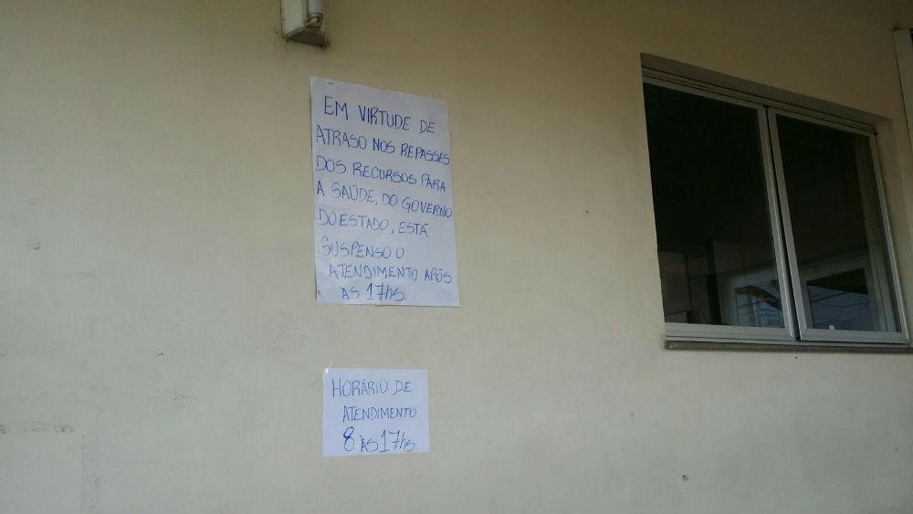 Cartazes mostram a mudan&ccedil;a de hor&aacute;rio do posto de sa&uacute;de