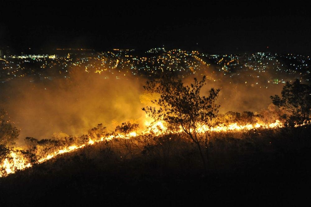 Major considera dif&iacute;cil definir causas de inc&ecirc;ndio em morro de Porto Alegre