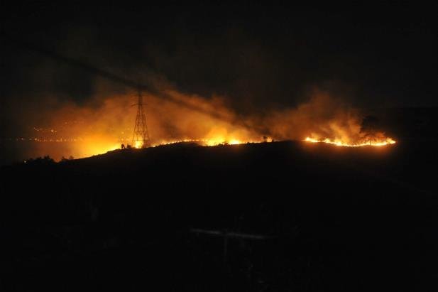 Inc&ecirc;ndio no Morro da Apamecor amea&ccedil;ou resid&ecirc;ncias