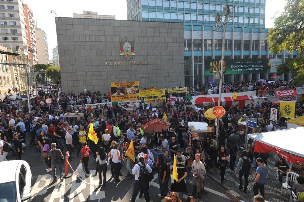 Sess&atilde;o da Assembleia foi cancelada ap&oacute;s protesto