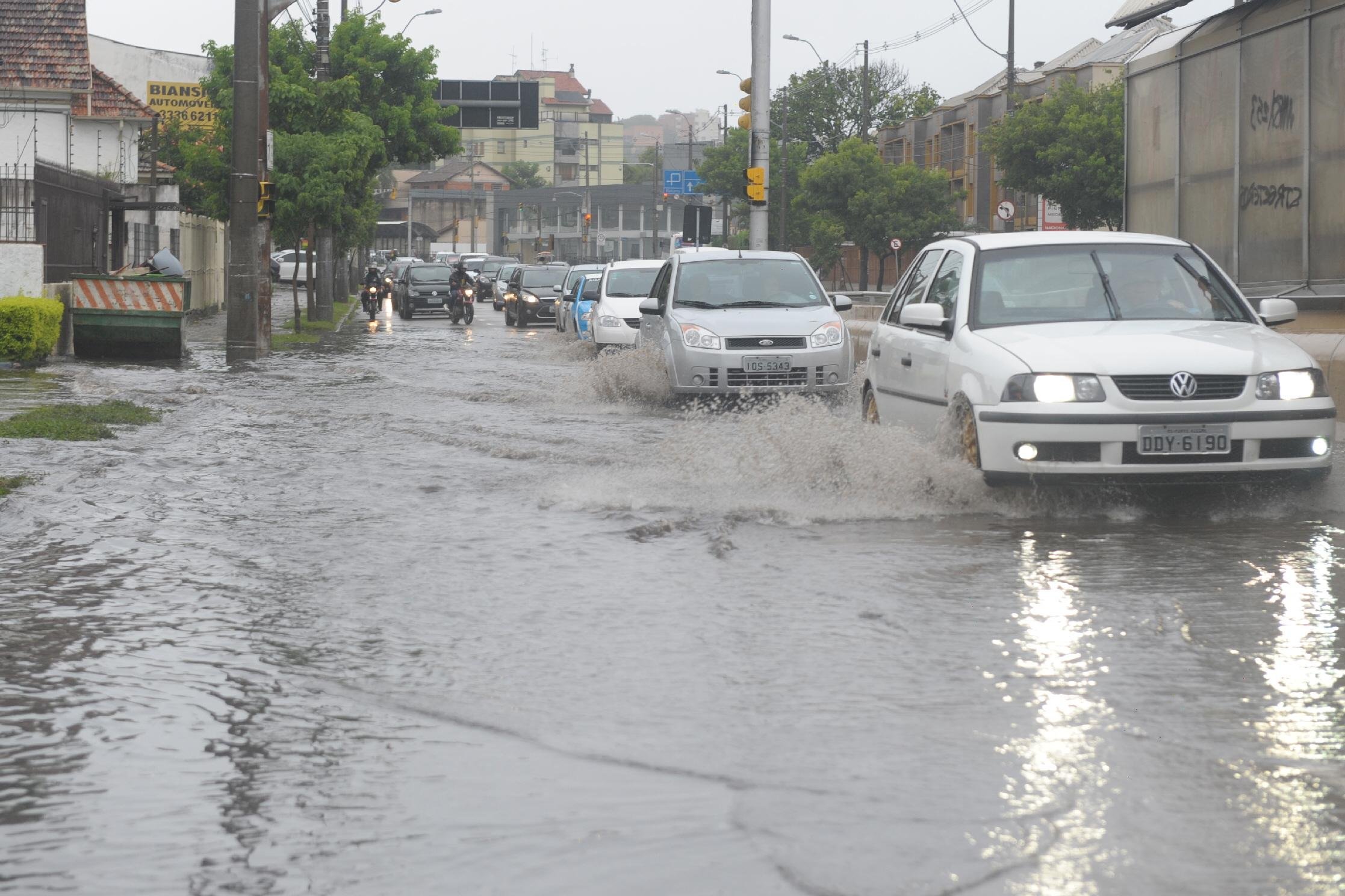 Chuvas intensas podem trazer transtornos com granizo e cheias em diversos pontos