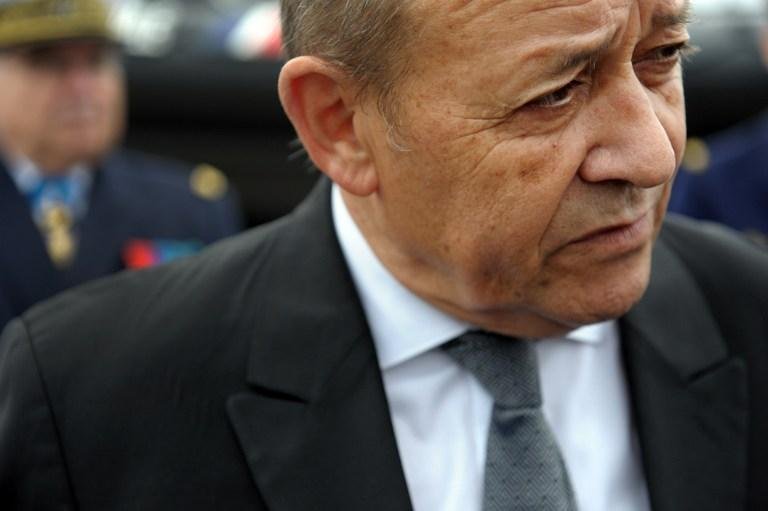 Fran&ccedil;a iniciar&aacute; bombardeios contra EI na S&iacute;ria, anunciou  ministro da Defesa, Jean-Yves Le Drian 
