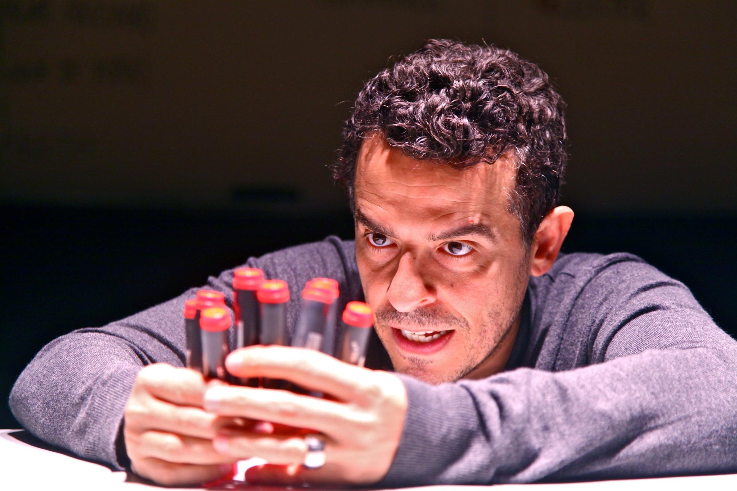 Gustavo Gasparani interpreta grande cl&aacute;ssico da dramaturgia sozinho no palco no Teatro Bruno Kiefer 