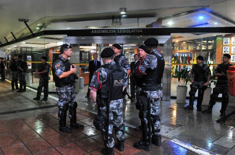Cerca de 250 policiais militares participam do cerco