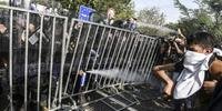 Polícia húngara usa gases lacrimogêneos contra migrantes