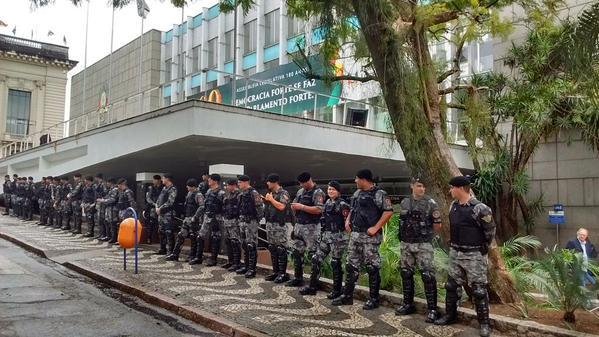 Policiais fazem seguran&ccedil;a da Assembleia ap&oacute;s protestos de ontem