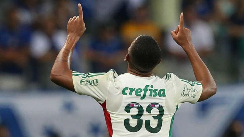 Lucas Barrios marcou tr&ecirc;s dos quatro gols do Palmeiras e partida terminou em 4 a 1 
