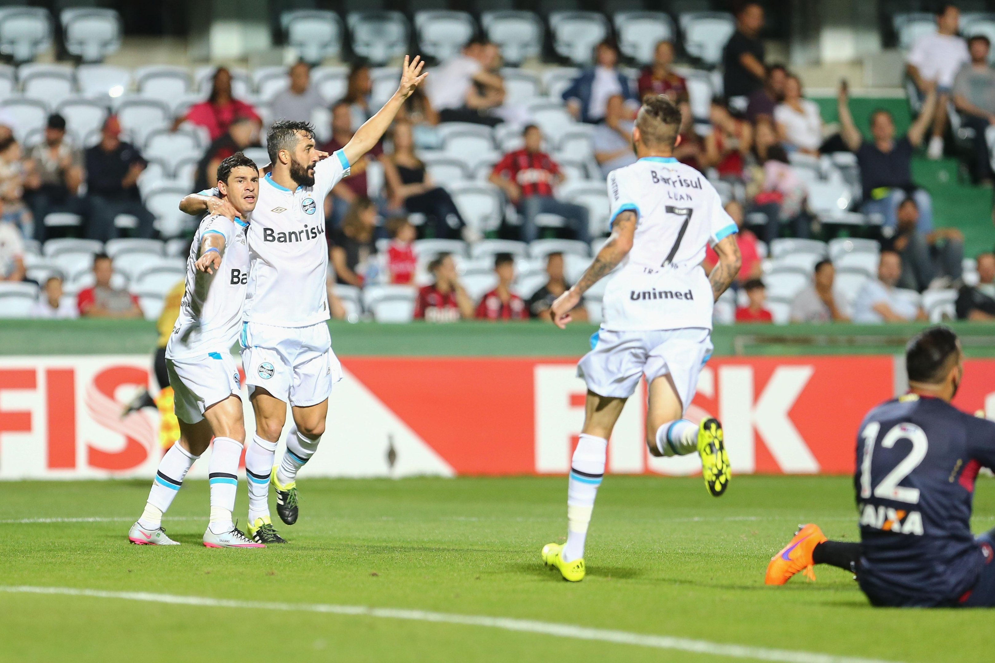 Douglas abriu o placar no est&aacute;dio Couto Pereira