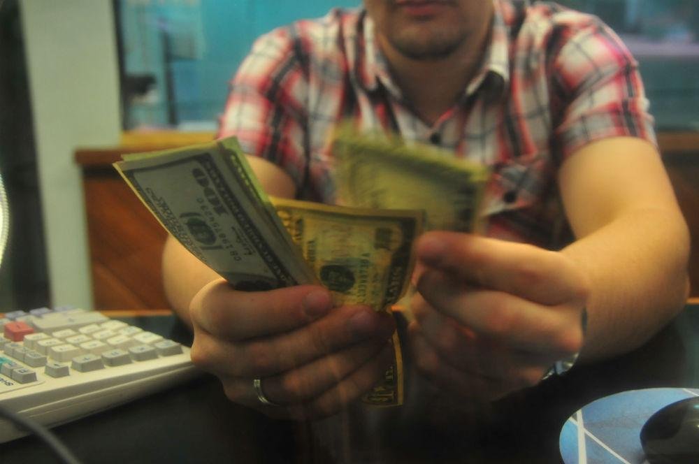 Moeda americana acumula alta de 7,03% em setembro e de 46,02% em 2015