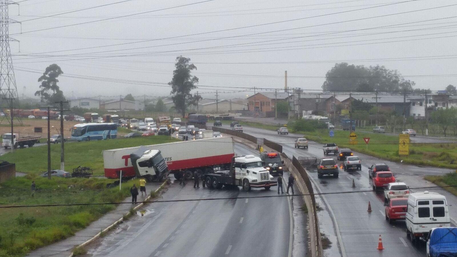Carreta colidiu contra mureta da BR 386, em Nova Santa Rita