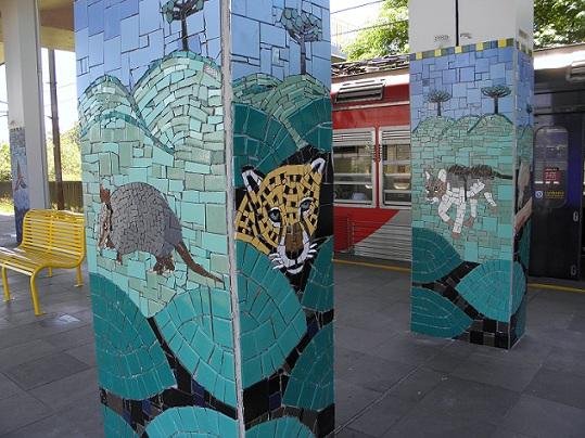 Obra de Leonardo Posenato instalada em esta&ccedil;&atilde;o do Trensurb