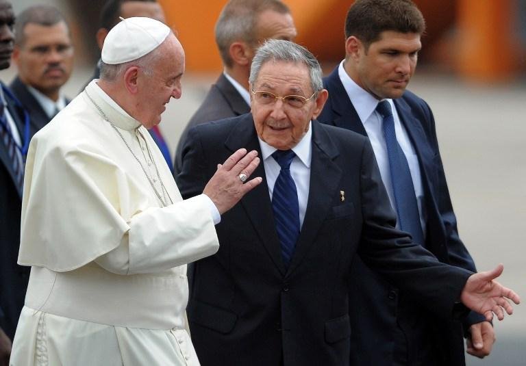 Papa Francisco foi recebido pelo presidente cubano Ra&uacute;l Castro