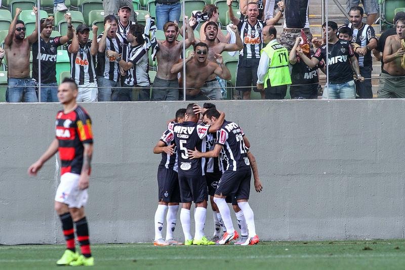 Atl&eacute;tico-MG goleia o Flamengo e segue na briga pelo t&iacute;tulo