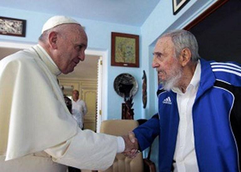 Depois da cerim&ocirc;nia o pont&iacute;fice visitou a casa de Fidel Castro e os dois trocaram presentes 