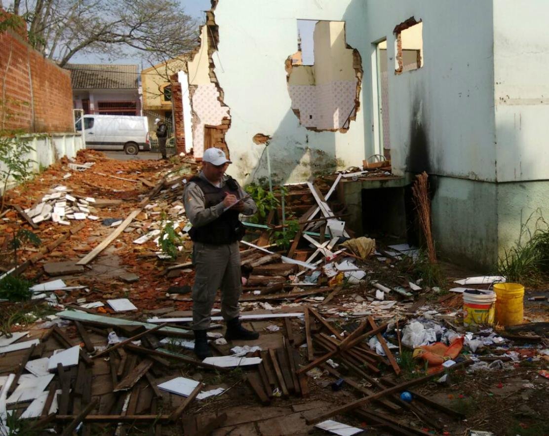 Corpo foi encontrado no por&atilde;o de uma casa abandonada