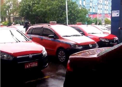 Taxistas fizeram buniza&ccedil;o contra aumento de impostos 