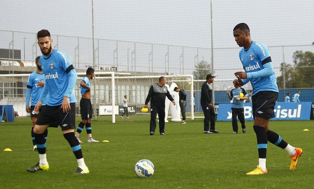 Maicon retornou aos treinos com o grupo nesta segunda-feira
