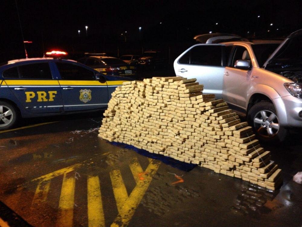 Droga foi encontrada em uma camionete conduzida em alta velocidade na BR 116