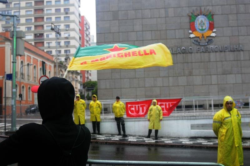 Em frente &agrave; AL, ser&aacute; instalado um tel&atilde;o, para que a vota&ccedil;&atilde;o possa ser acompanhada pelos manifestantes
