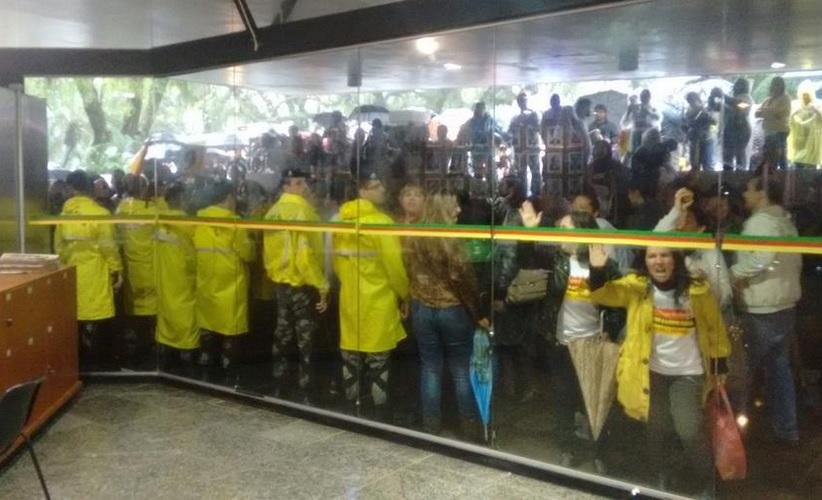 Servidores grevistas avan&ccedil;am sobre gradis da Assembleia 
