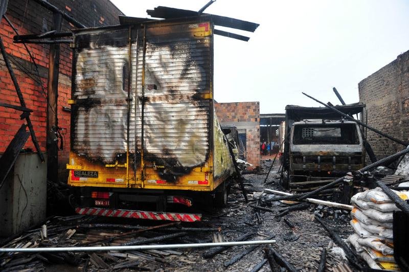 Fogo provocou queima total de dois caminh&otilde;es