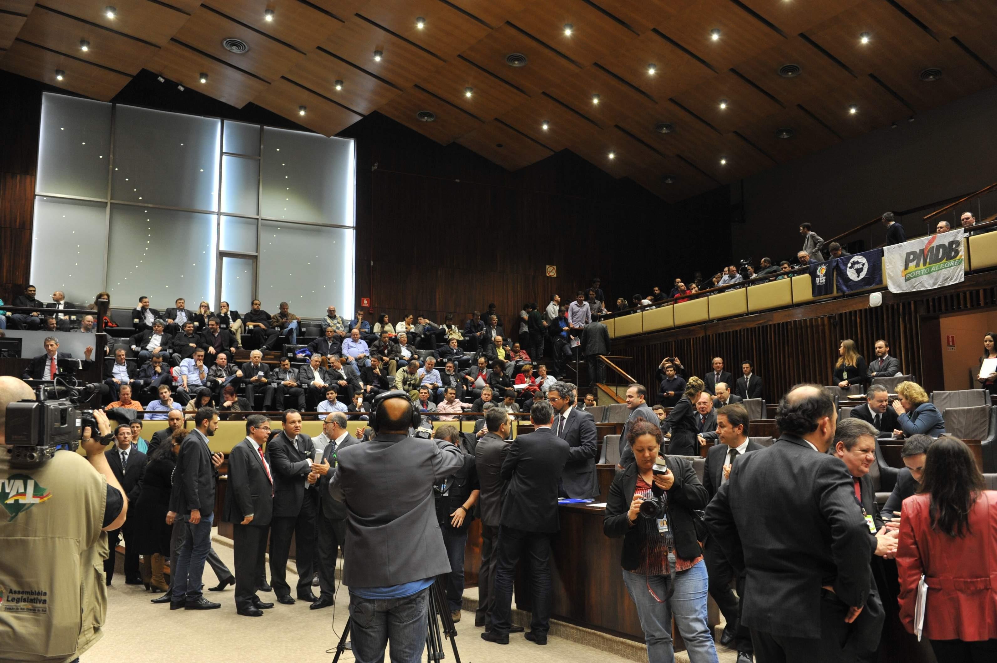 Vota&ccedil;&atilde;o un&acirc;nime foi comemorada por servidores que protestam do lado de fora da Casa