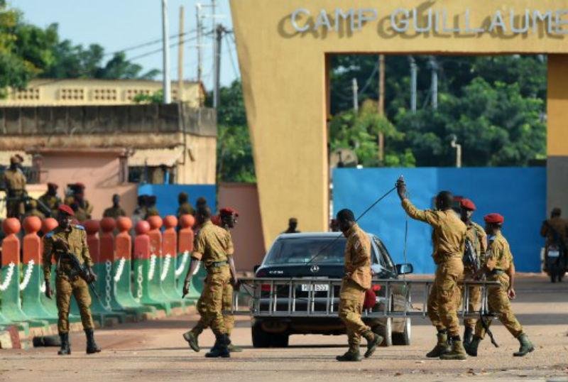 Ex&eacute;rcito burquinense e golpistas acertaram fim de hostilidades em Uagadugu