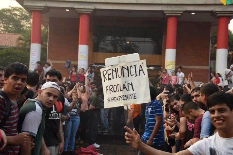 Alunos fazem ref&eacute;ns em universidade do Paraguai por sa&iacute;da de reitor