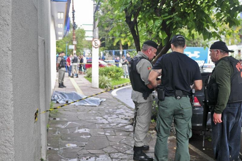 Ex-companheira &eacute; suspeita de matar gar&ccedil;om em Porto Alegre 