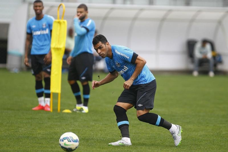 Maicon estar&aacute; em campo pelo jogo de ida das quartas da Copa do Brasil