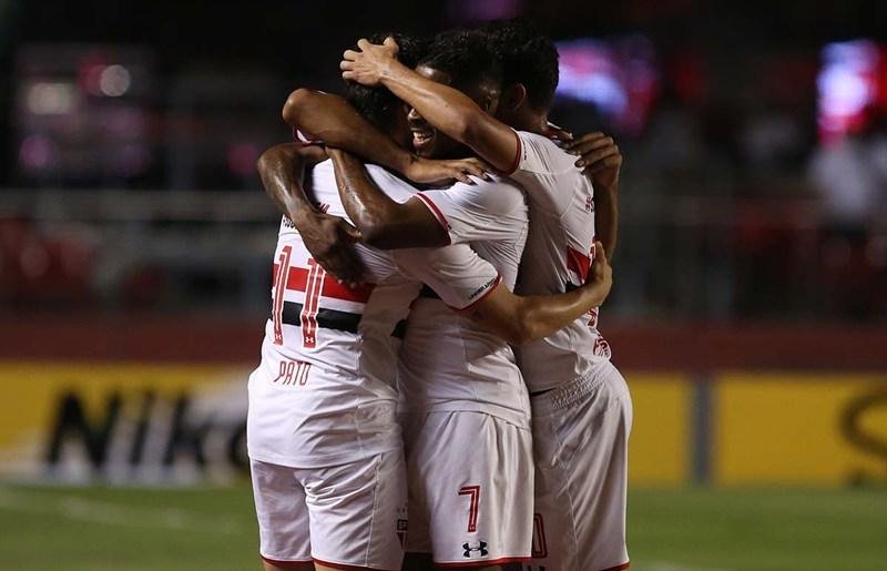 No Morumbi, time paulista abriu boa vantagem para o jogo de volta