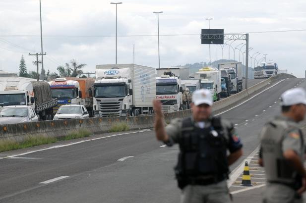 Ato de prefeituras prev&ecirc; bloqueio de 17 rodovias ga&uacute;chas nesta sexta