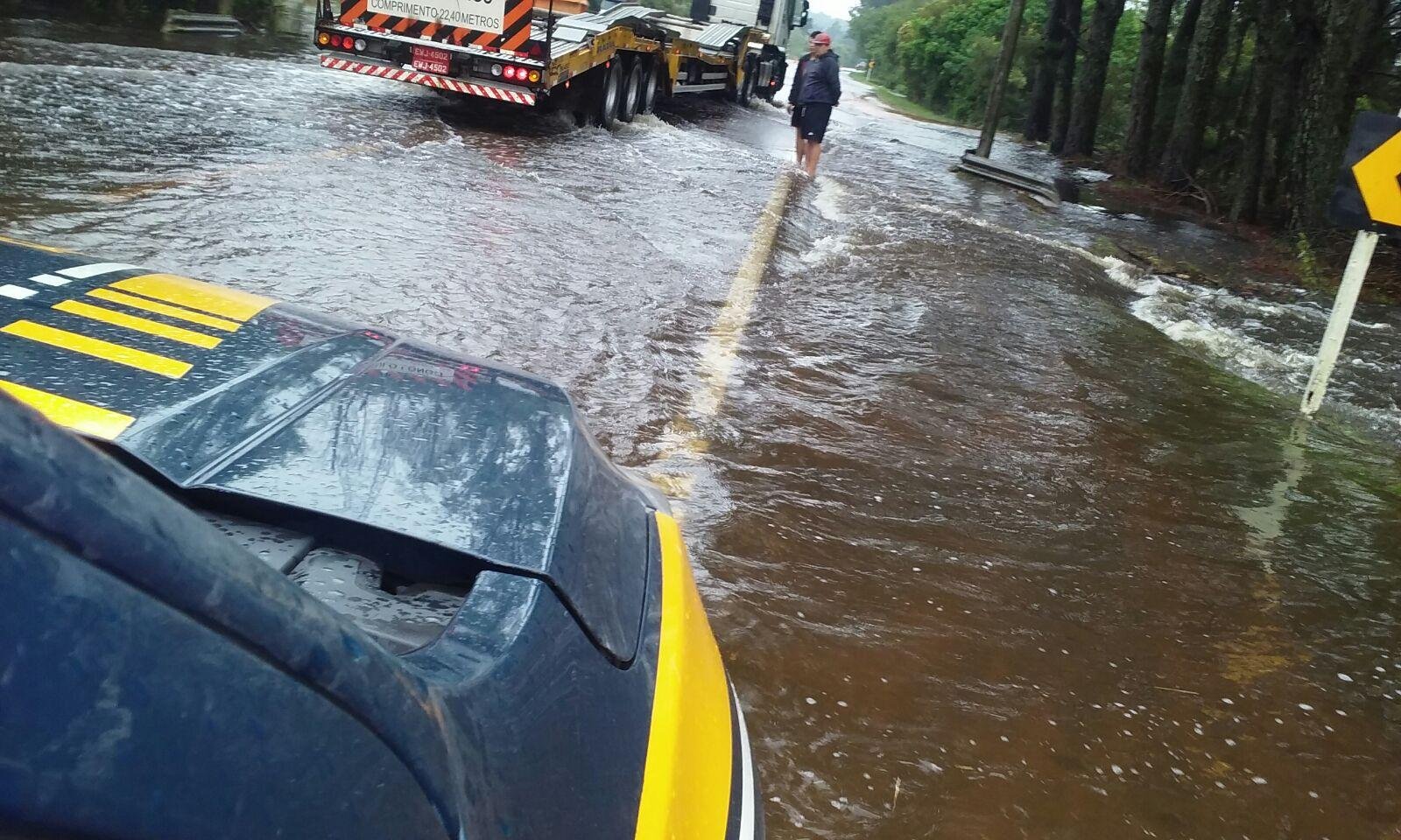 Algamento bloqueia trecho da BR 471, em Rio Grande