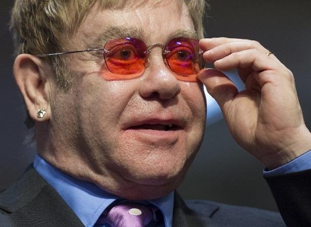 Elton John foi v&iacute;tima de um trote na semana passada