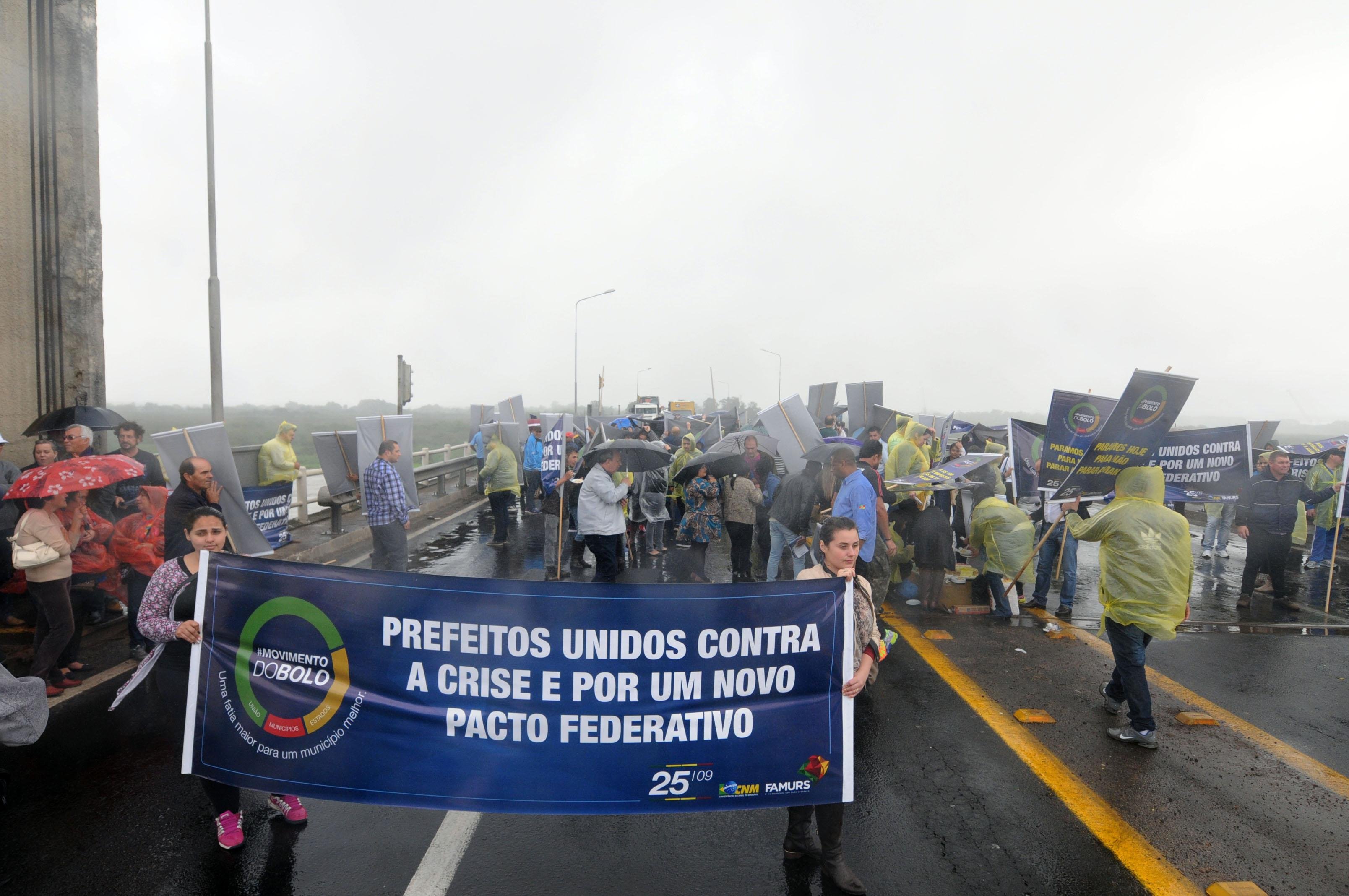 Ato bloqueou a BR 290 sobre a Ponte do Gua&iacute;ba