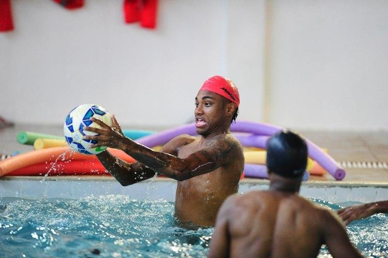 Atletas jogaram Polo Aqu&aacute;tico na piscina