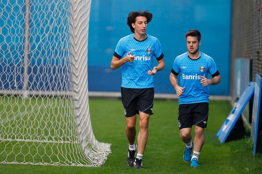 Pedro Geromel e Ramiro correram ao redor do gramado do CT sob a supervis&atilde;o do DM