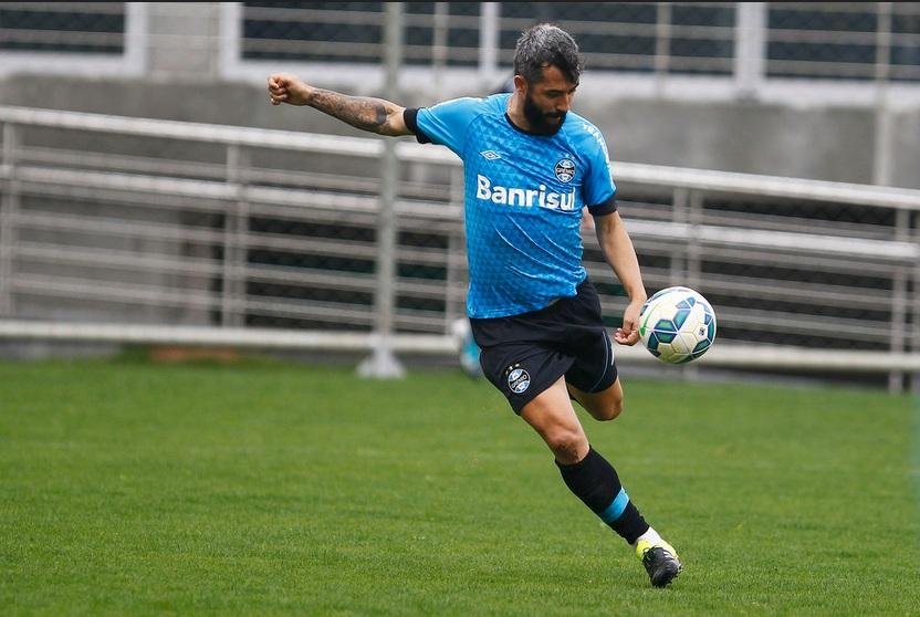 Douglas est&aacute; fora do jogo contra o Ava&iacute;