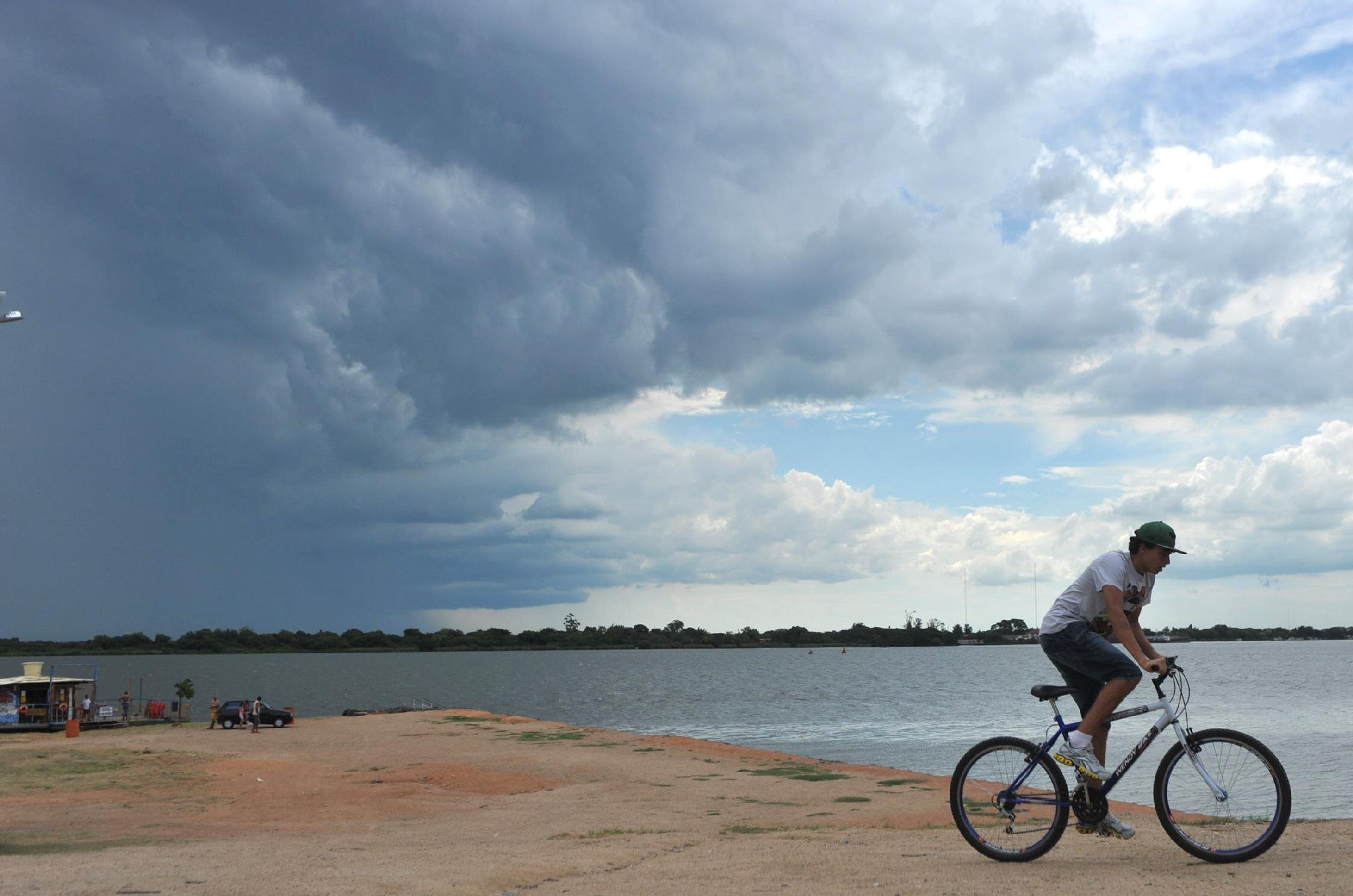 Domingo deve ter sol e chuva em Porto Alegre