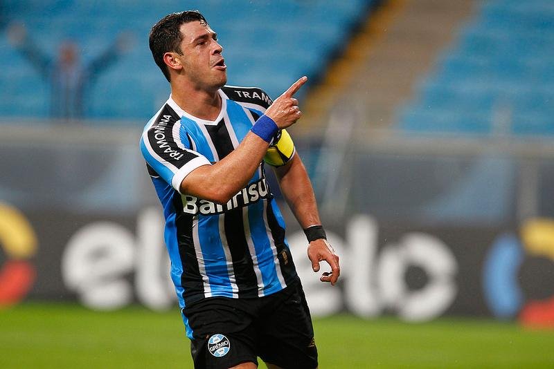 Giuliano anotou dois gols na vit&oacute;ria do Gr&ecirc;mio sobre o Ava&iacute;