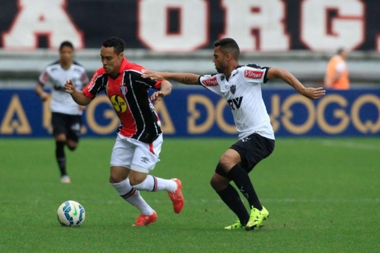 Atl&eacute;tico-MG empata com o Joinville e v&ecirc; Gr&ecirc;mio se aproximar