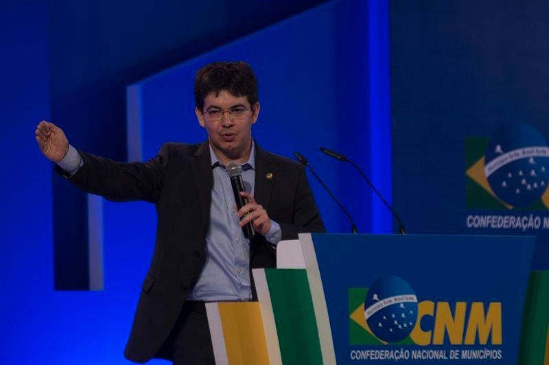 Senador Randolfe Rodrigues anuncia sa&iacute;da do PSol e deve integrar Rede