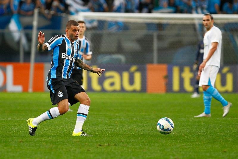 Edinho teve participa&ccedil;&atilde;o no segundo gol do Gr&ecirc;mio contra o Ava&iacute;