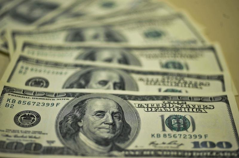 D&oacute;lar iniciou a sess&atilde;o em alta, com a moeda na casa dos R$ 4