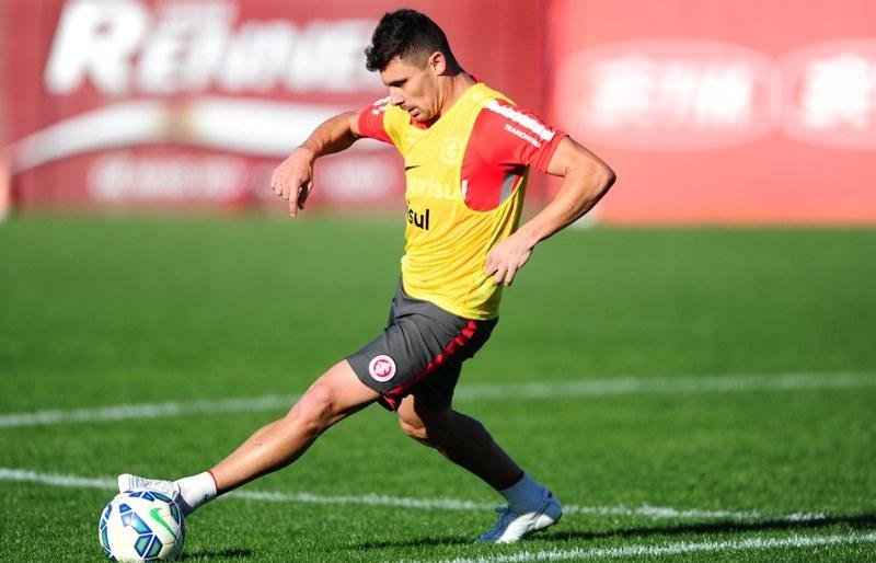 Alex retorna ap&oacute;s ser poupado contra o Santos