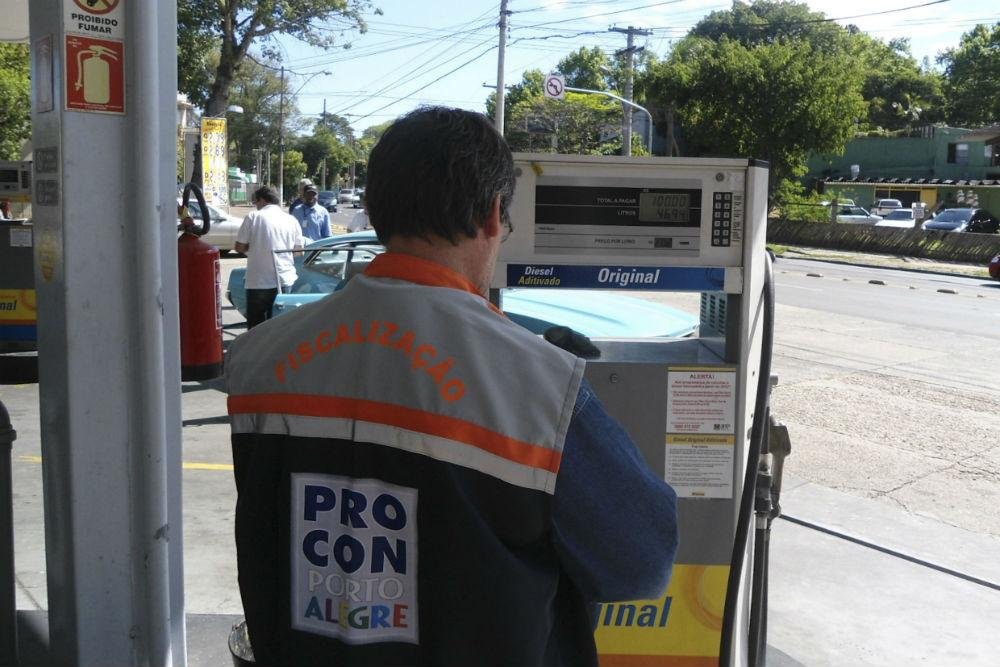 Ao todo, 28 postos de combust&iacute;vel foram vistoriados nesta quarta-feira e 10 foram multados