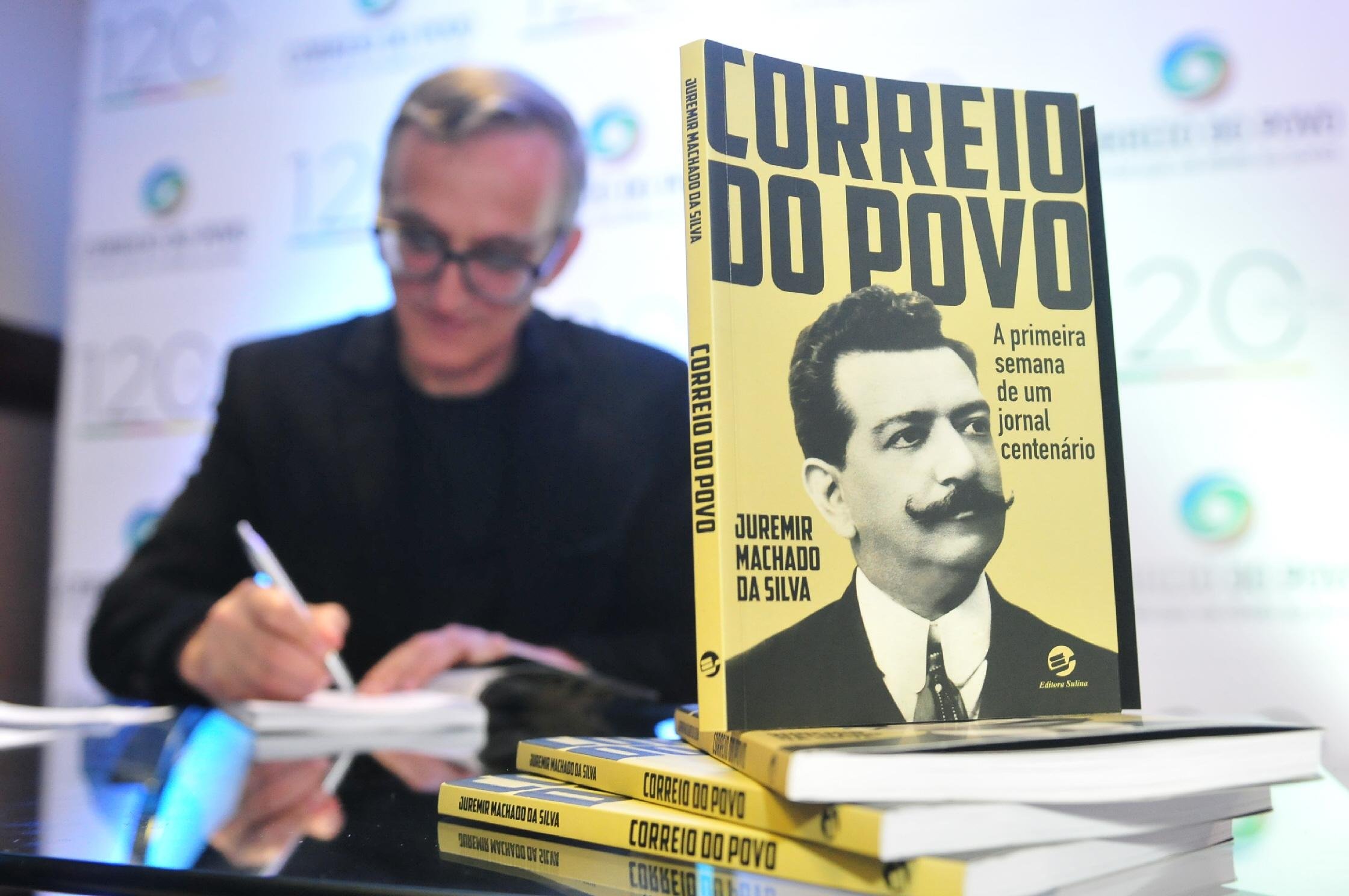 Sess&atilde;o de aut&oacute;grafos entraram noite adentro, at&eacute; as 20h