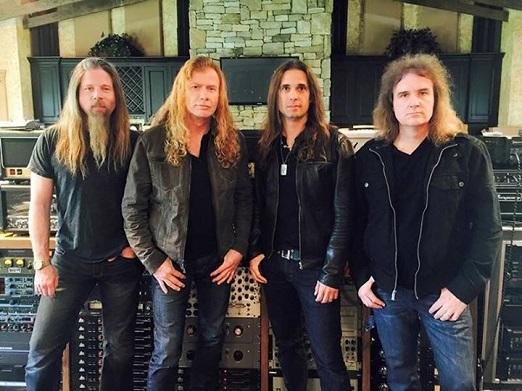 Kiko (terceiro da esq. para dir.) foi anunciado oficialmente novo integrante da banda no Rock in Rio