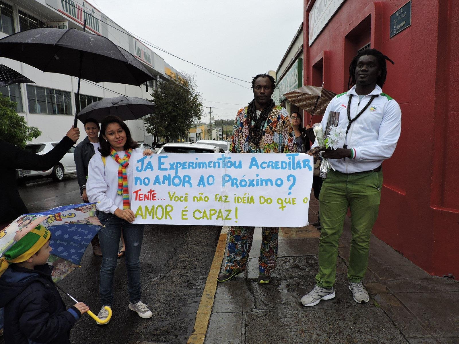 Mesmo com chuva, popula&ccedil;&atilde;o de Alegrete faz ato em solidariedade a senegal&ecirc;s
